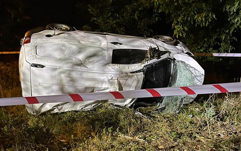 Hafif ticari araç şarampole yuvarlandı: 1’i ağır 3 kişi yaralandı