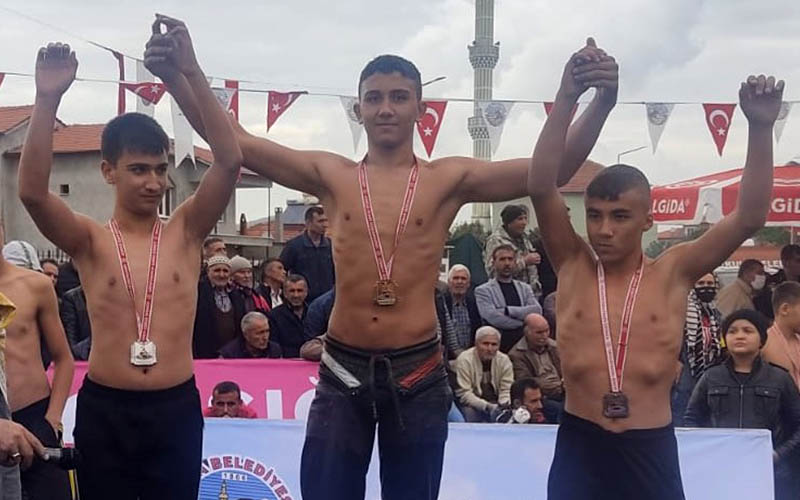 Pamukkale Belediyesporlu güreşçiler Kula’dan madalyayla döndü