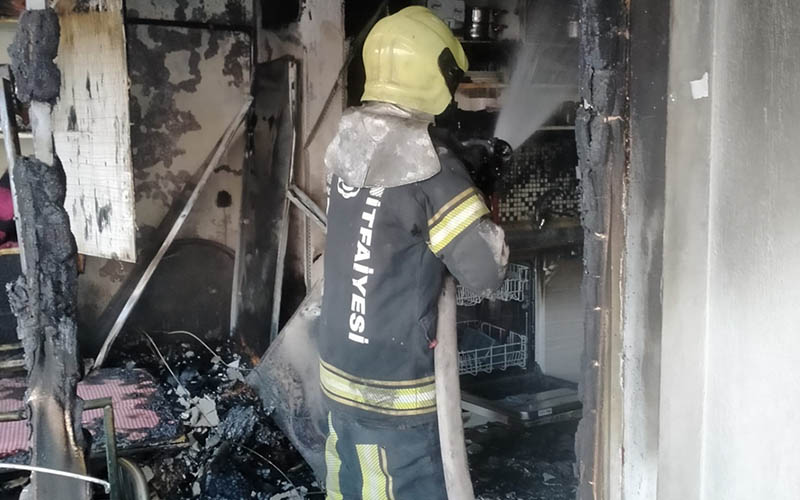 Mutfakta yangın çıktı, ev sahibini itfaiye kurtardı