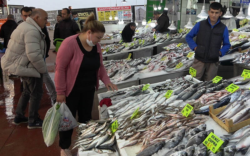 Tezgahta balık bollaştı, fiyatlar vatandaşı düşündürdü