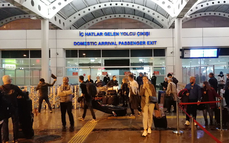 Şiddetli yağış ve fırtına nedeniyle Antalya uçağı Denizli’ye indi