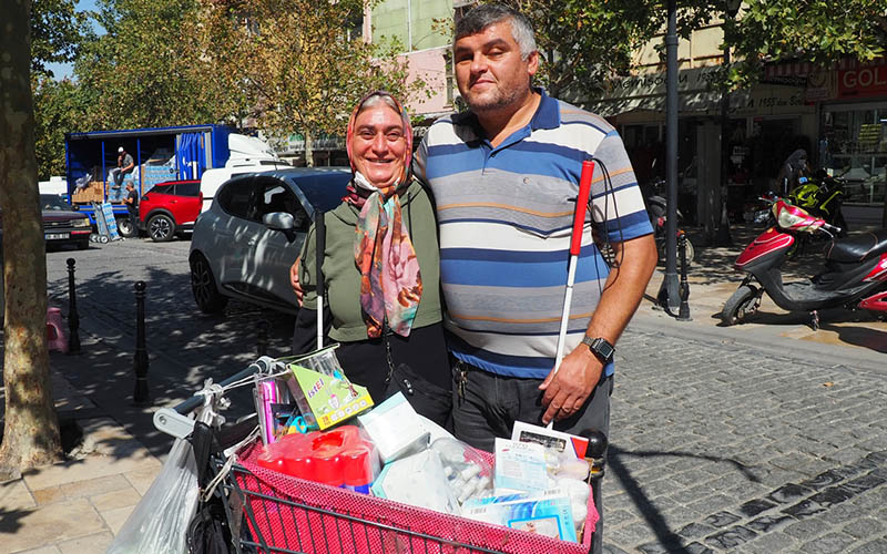 Görme engelli çift çalışma azimleri ve bağlılıklarıyla örnek oluyor