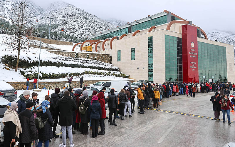 Denizlililer, yaylada kar keyfi için kuyruğa girdi