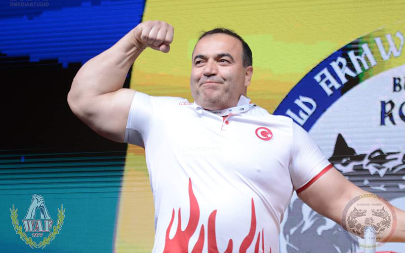 Yenerer’in bileği bükülmüyor, 3. kez dünya şampiyonu oldu