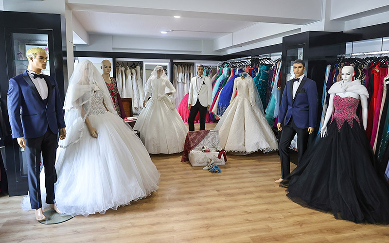 Büyükşehir Sevgi Eli’nden 41 çifte gelinlik ve damatlık