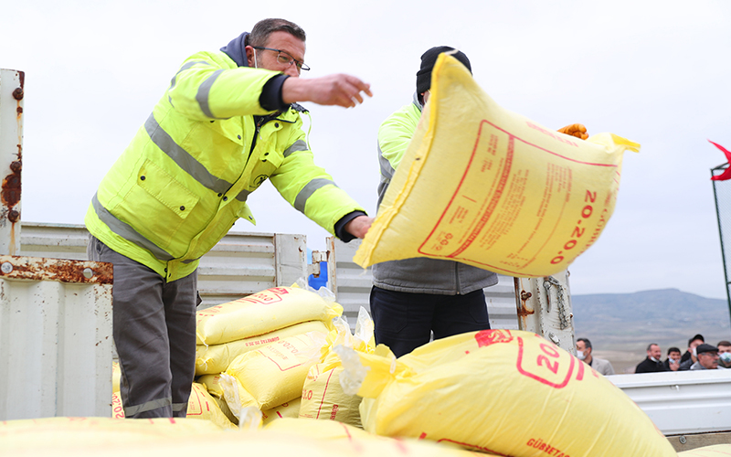 Merkezefendi’deki buğday ve arpa üreticilerine 100 ton gübre desteği