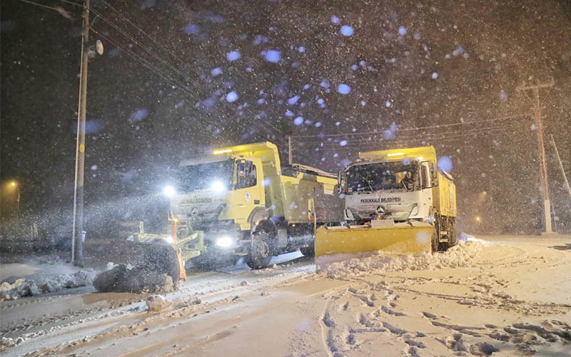 Pamukkale’de kar kalınlığı 40 santimetreyi buldu, ekipler gece boyunca çalıştı