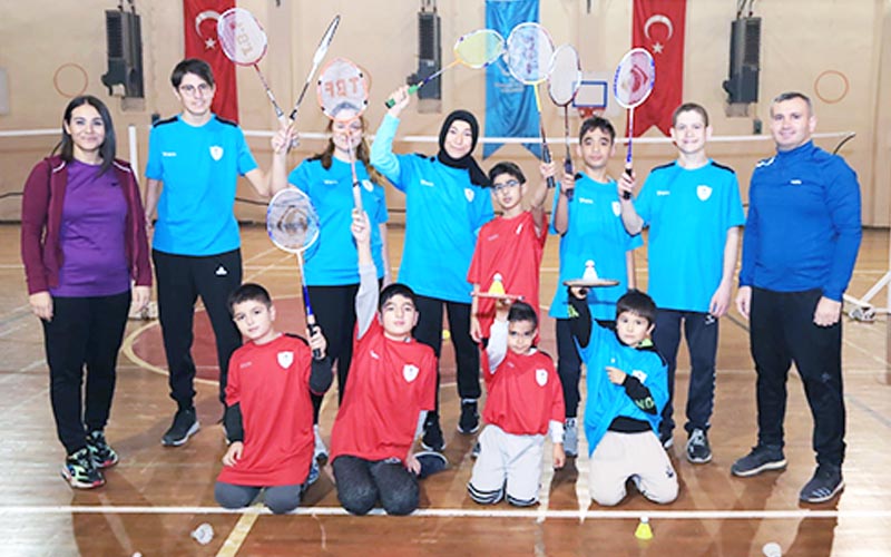 Pamukkale Belediyespor badminton takımı kurdu