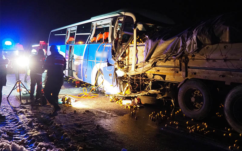 Otobüs tıra çarptı, ölü ve çok sayıda yaralı var