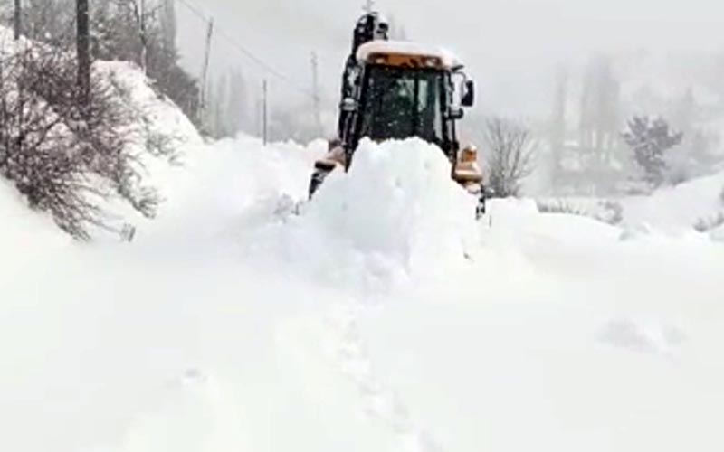 Kar bazı ilçelerde mahalle yollarını kapattı