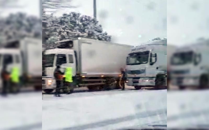 Kar fena bastırdı, şehirlerarası karayollarında trafik durdu