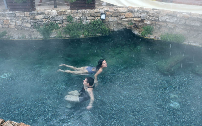 Pamukkale’de turistler kar altında termal havuza girdi