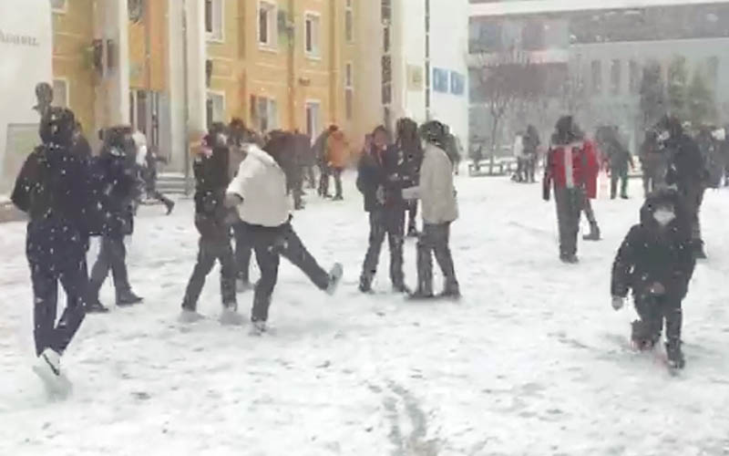 Öğrenciler kar sevincini doyasıya yaşadı