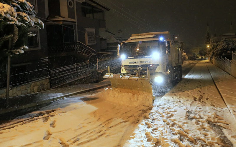 Pamukkale Belediyesi ekiplerinden kar mesaisi