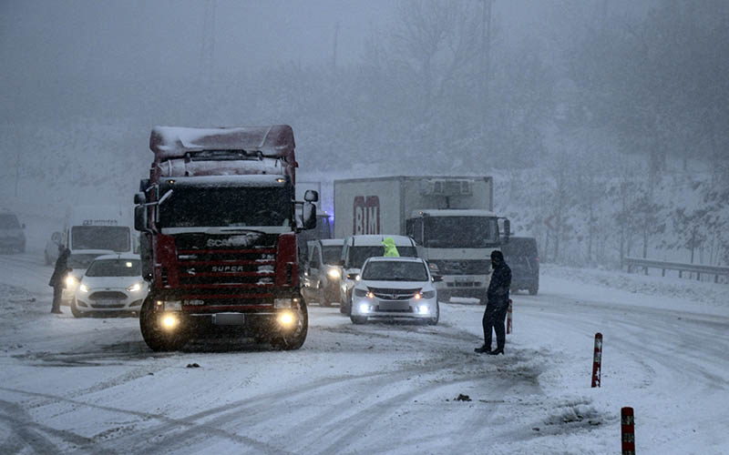 Kar ve sis Denizli-Antalya karayolunda ulaşımı etkiledi