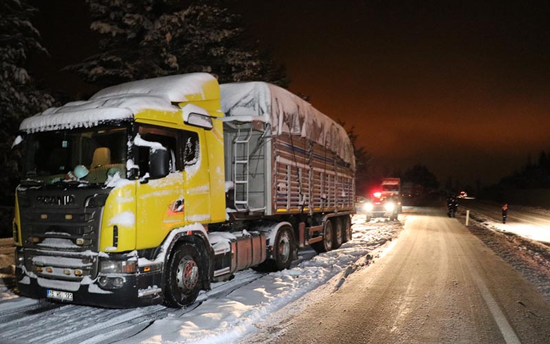 Kar nedeniyle kapanan Denizli-Antalya karayolu ulaşıma açıldı