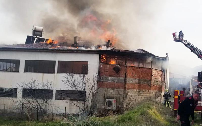 Kuruyemiş imalathanesindeki yangın 3 katlı binaya da sıçradı