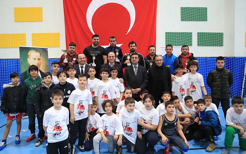 Pamukkale Belediyesporlu karateci ve güreşçilerden 16 madalya