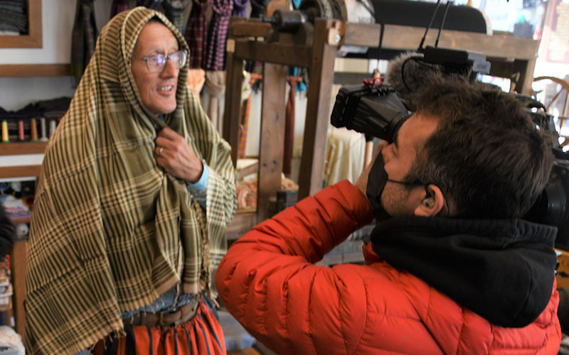 İngiliz Gazeteci, Buldan dokuması belgeseli için geldi