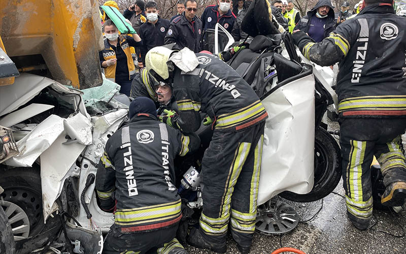 İki kamyonunun arasında kalan otomobil hurdaya döndü