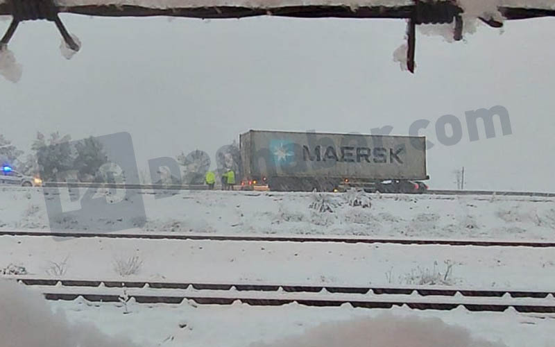Kar kazaları, tırın kaymasıyla Ankara yolunda trafik tıkandı