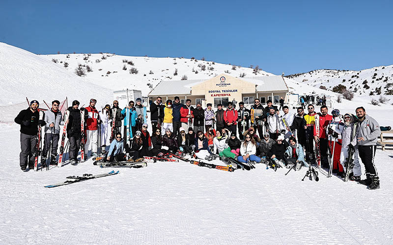 PAÜ spor bölümü öğrencileri kayak merkezinde kamp yaptı