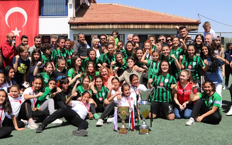 Horozkentspor, şampiyonluk kupasını aldı