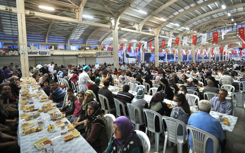 Pamukkale Belediyesinden Karşıyaka’da iftar