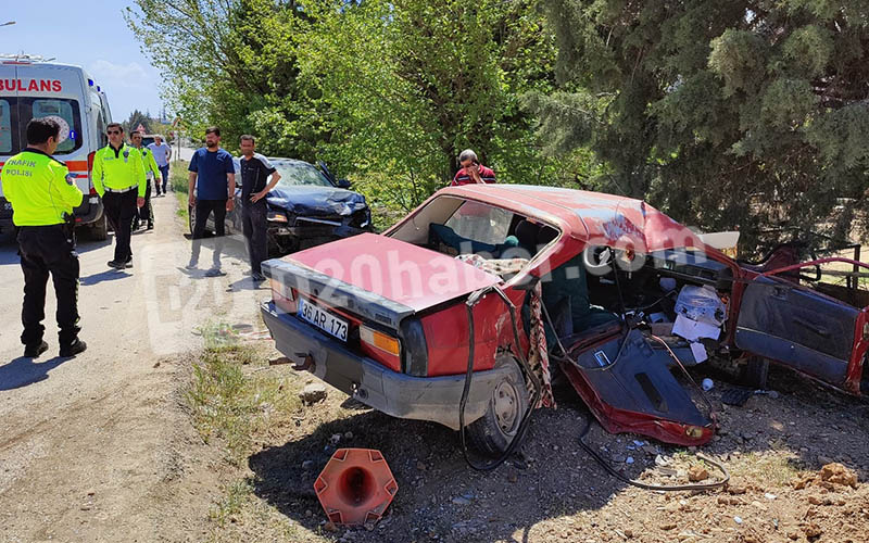 İki araç çarpıştı, biri metal yığınına dönüştü