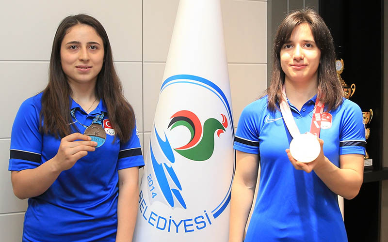Başarılı sporcuları Pamukkale Belediyespor’a katıldı