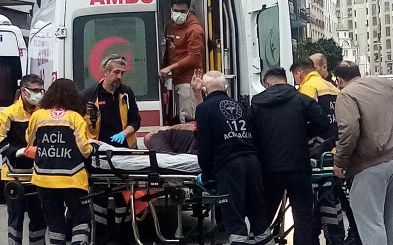 Ambulans ile minibüsün çarpıştığı kazada 3 kişi yaralandı