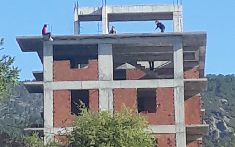 İnşaat halindeki binanın çatısında intihar girişimi