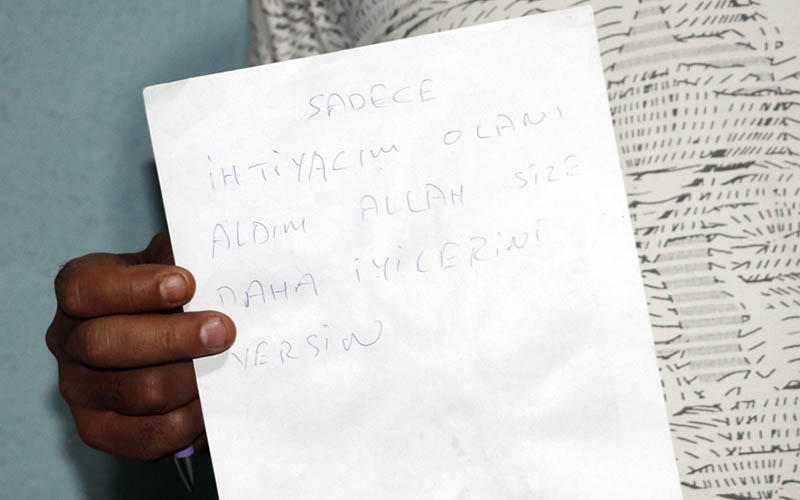 Girdiği evde yemek yiyen ve banyo yapan hırsız, not bırakıp kaçtı