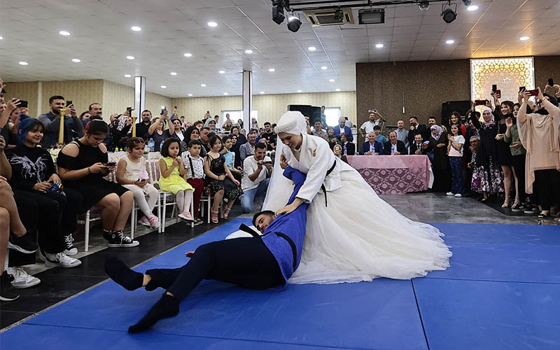 Düğünde yapılan judo maçını gelin kazandı