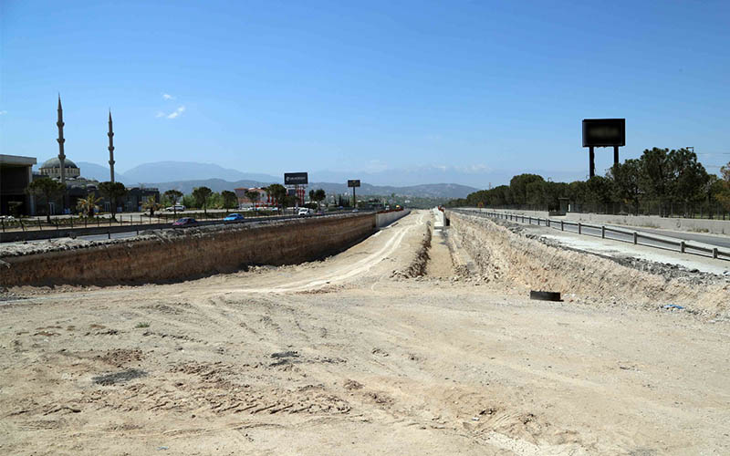 Yarım kalan yol inşaatı trafiği felç ediyor