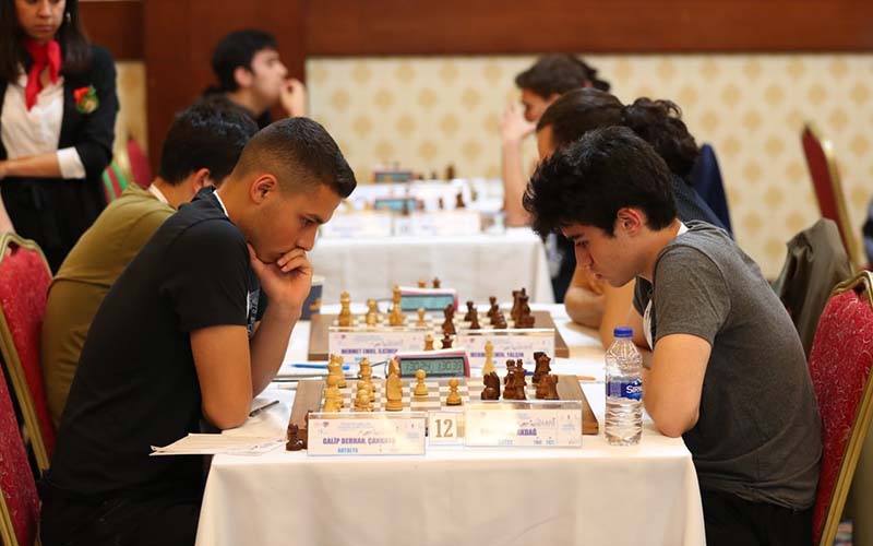 Genç satrançcıların şampiyonluk mücadelesi başladı