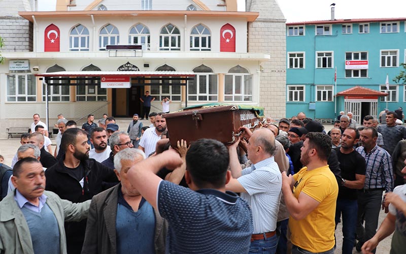 Öldürüldükten sonra kuyuya atılan gençlerin cenazesi toprağa verildi
