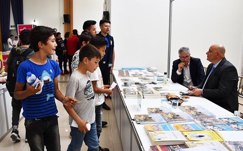 Buldan Belediye Başkanı Şevik, kitaplarını imzaladı