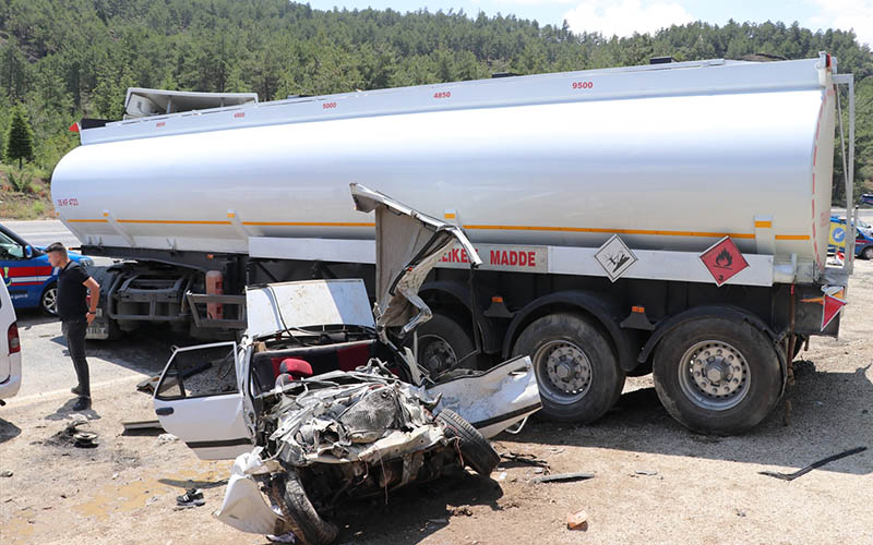 Tanker ile otomobil çarpıştı: 3 ölü, 2 yaralı