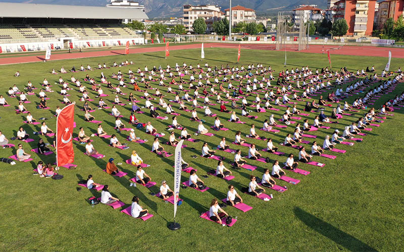 500 kadının katılımıyla yoga etkinliği