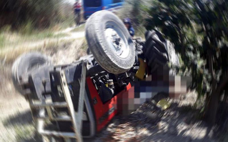 Devrilen traktörün altında kalan kadın öldü, 2 kızı yaralandı