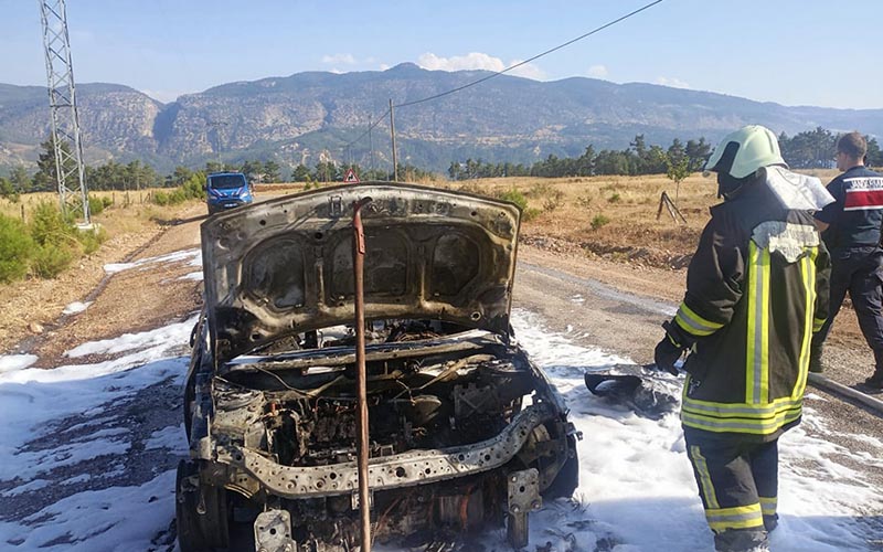 Alevlerin sardığı otomobil bu hale geldi