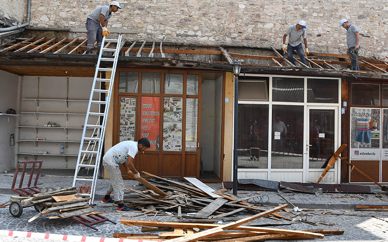 Buldan’da Çarşı Camisi’nin çevresindeki dükkanlar yıkılıyor