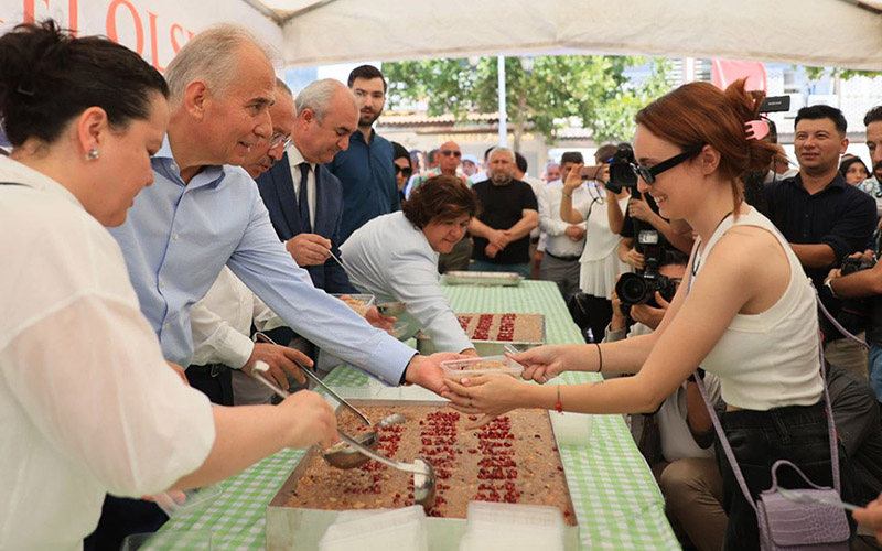 Büyükşehir Belediyesinden aşure ikramı