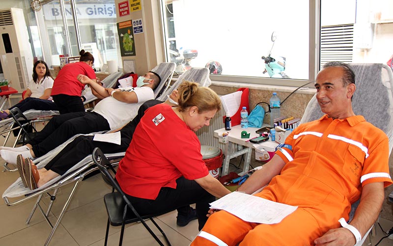 Sağlık çalışanları ve vatandaşlardan kan bağışı