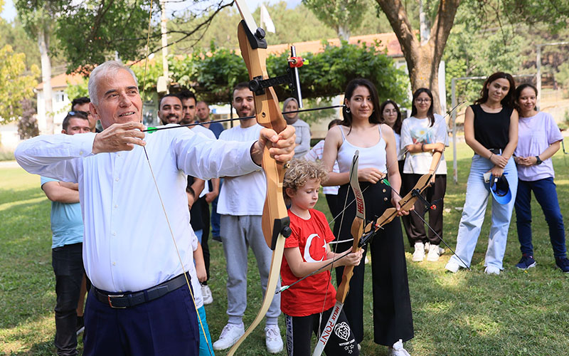 Zolan, gençlerle buluştu, ok attı