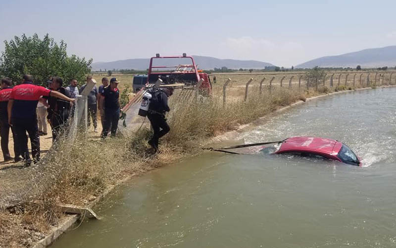 Araç sulama kanalına uçtu, 2 kişi yaralandı