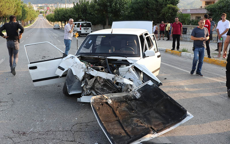Polis aracı ile otomobilin çarpışması sonucu 9 kişi yaralandı