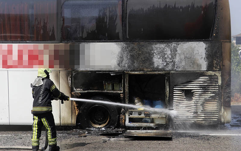 Seyir halindeki yolcu otobüsü yangın