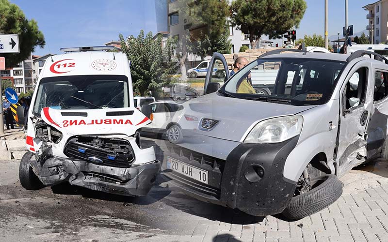 Ambulans ile hafif ticari araç çarpıştı: 5 yaralı